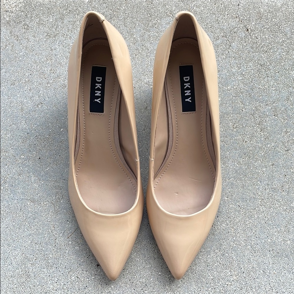 NWOB DKNY Tan Patent Leather Heels Sz 6.5